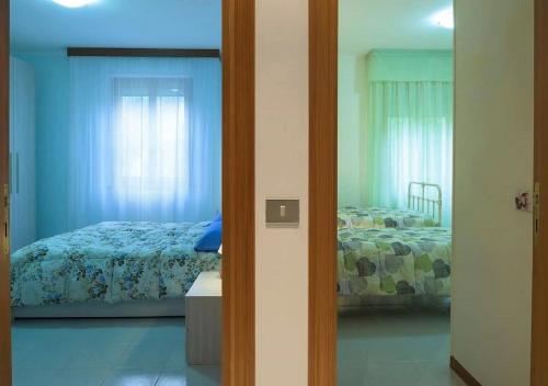 een slaapkamer met een bed en een raam bij Casa Claudia Appartamento non condiviso in Montecassiano