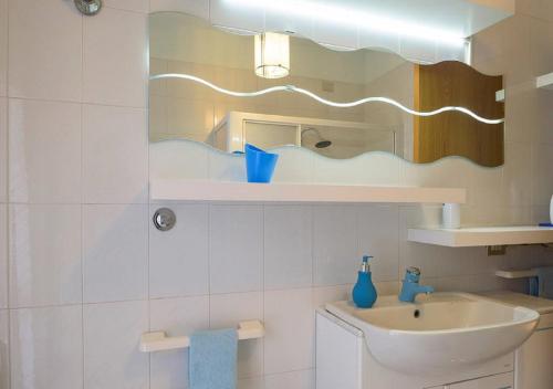 een badkamer met een wastafel en een spiegel bij Casa Claudia Appartamento non condiviso in Montecassiano