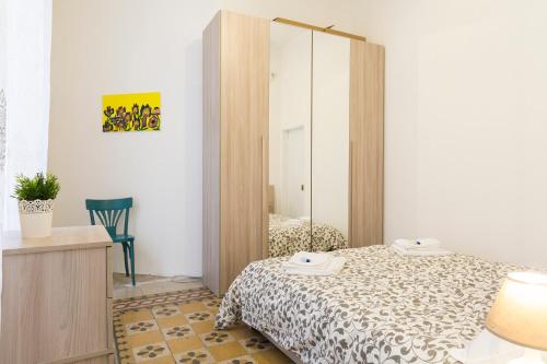 sypialnia z łóżkiem i lustrem w obiekcie Central Apartment Navona Square w Rzymie