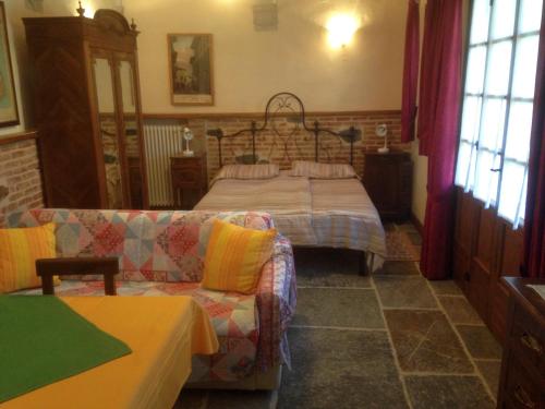 カンノビオにあるCasa Borgoのベッドルーム(ベッド1台、ソファ付)