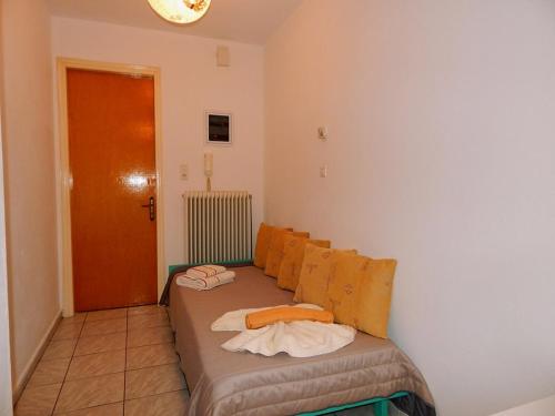um quarto com um sofá com duas almofadas em Τripoli-Αpartments-Rooms-Stay em Trípoli