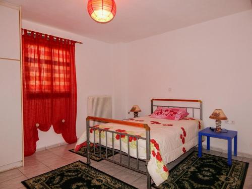 um quarto com uma cama e uma mesa azul com 2 candeeiros em Τripoli-Αpartments-Rooms-Stay em Trípoli