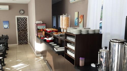 ビージャ・ヘセルにあるHotel Rideamusの料理と料理を楽しめるレストランでのビュッフェ