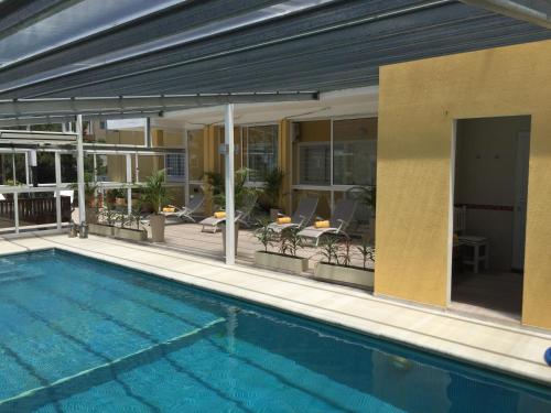 Kolam renang di atau dekat dengan Dos Mareas Apart Piscina Climatizada Cubierta