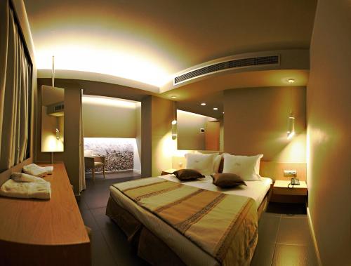 Кровать или кровати в номере Elysion Hotel