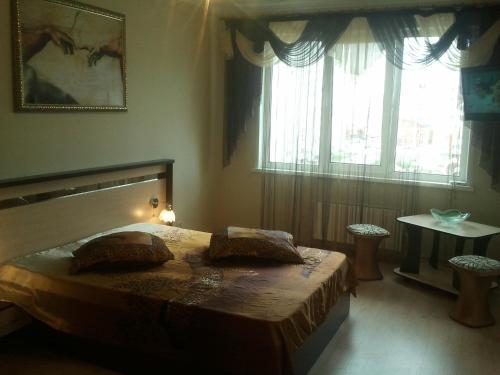 バルナウルにあるApartment on Sergeya Uskova 3のベッドルーム(ベッド1台、窓付)