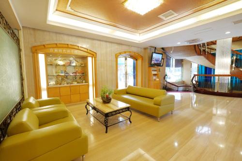 a lobby with two couches and a coffee table at Dynasty Hotel in Tainan