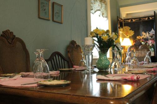 布萊茲鎮的住宿－Jailer's Inn，一张木桌,上面有盘子和花瓶