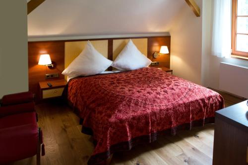 バート・ザーローにあるSchmeling Haus Bad Saarowのベッドルーム1室(赤いベッド1台、枕2つ付)