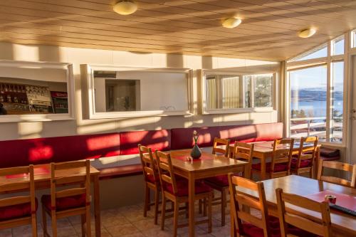 een restaurant met tafels en stoelen en uitzicht op de oceaan bij Finna Hótel in Hólmavík