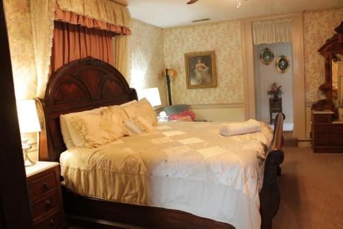 a bedroom with a large bed in a room at Jailer's Inn in Bardstown