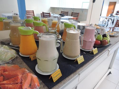 Un mostrador con muchos tipos diferentes de bebidas. en Pousada Raio de Sol, en Aracaju