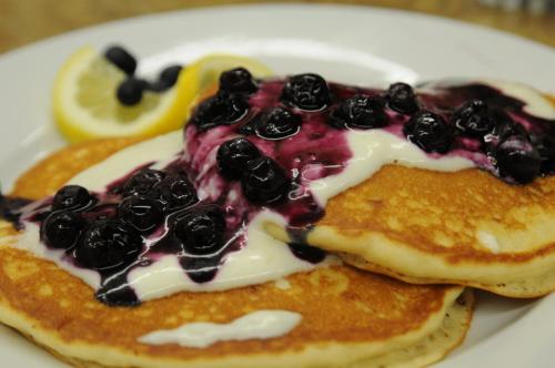 um prato de panquecas com mirtilos e chantilly em Acorn Hill Lodge and Spa em Lynchburg