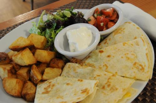 um prato de comida com uma salada e uma tortilha em Acorn Hill Lodge and Spa em Lynchburg