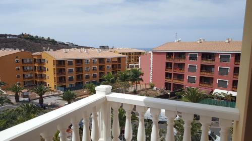 uma vista da varanda de um condomínio em Palm-Mar 2 rooms Lovely!!! em Arona