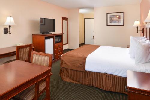 Ένα ή περισσότερα κρεβάτια σε δωμάτιο στο Americas Best Value Inn & Suites-East Bakersfield
