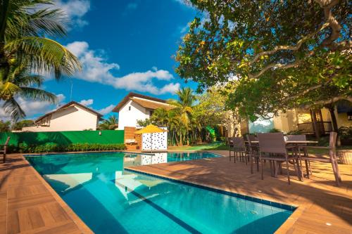 A piscina localizada em Pousada Villa Maeva Itacimirim ou nos arredores
