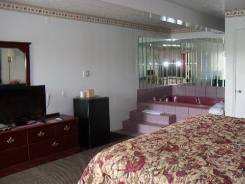 1 dormitorio con 1 cama y baño con lavamanos en Valley Motel Pittsburgh, en Harmarville