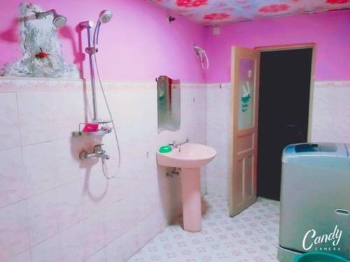 Koupelna v ubytování Tharurashmi Sea Pond villa & Surf Hostel - Hiriketiya