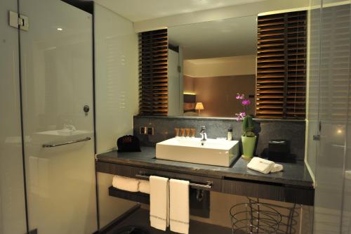 a bathroom with a sink and a mirror at 重庆江北观音桥高悦酒店地铁站店KaoYu Hotel in Chongqing