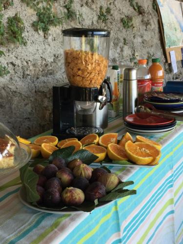 a plate of fruit on a table with a blender at b&b I Limoni in Ravello