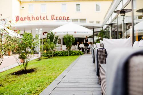 une rangée de chaises assises à l'extérieur d'un bâtiment dans l'établissement Parkhotel Krone, à Bensheim