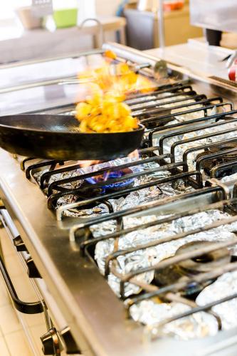a stove top with a pan of food on it at Parkhotel Krone in Bensheim