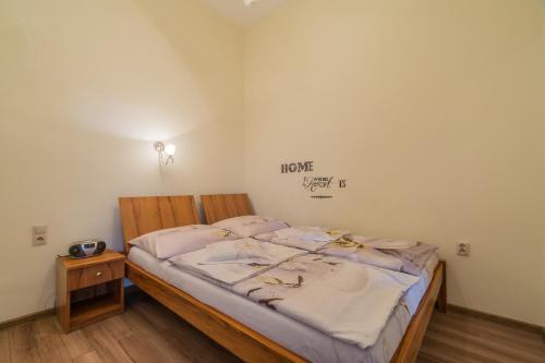 Un dormitorio con una cama con un letrero que dice movimiento cincuenta y seis en Luxor, en Cracovia