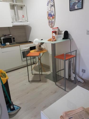 Kuhinja ili čajna kuhinja u objektu Habitación en Pozuelo de Alarcón