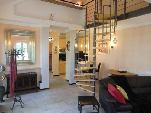 特爾托的住宿－maisonette，带沙发和螺旋楼梯的客厅