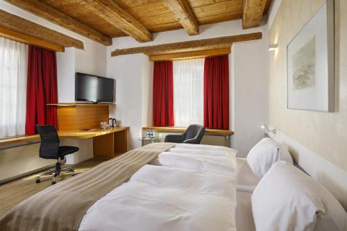Postel nebo postele na pokoji v ubytování Hotel Balsthal