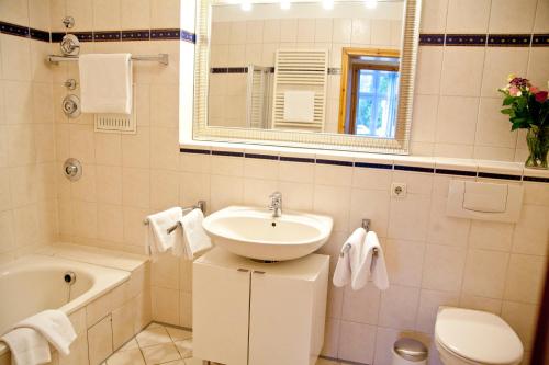 シャルボイツにあるFerienwohnung Eviのバスルーム(洗面台、トイレ、バスタブ付)
