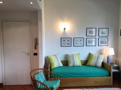 un soggiorno con divano verde in una camera di Park apartment a Bellagio
