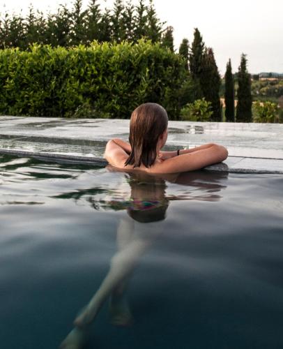 a woman sitting in the water in the water at B&B Puntodivista in Chieri