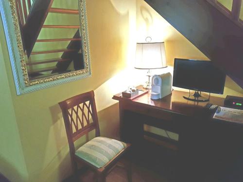 una scrivania con computer, lampada e sedia di Barchessa Contarini a Pontelongo