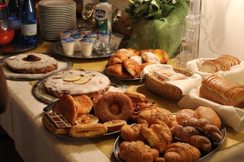 a table with many different types of pastries and pies at Casa Di Campagna In Toscana in Sovicille