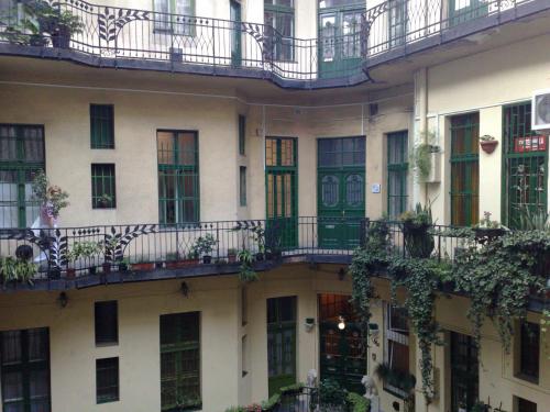 una imagen de un edificio de apartamentos con balcones en "hotel30" ROOMS in the centrum -free garage parking, en Budapest