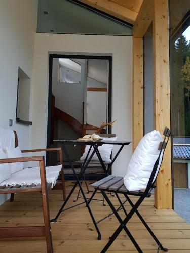 a room with a table and chairs and a mirror at Jagd trifft Moderne & Boutique Jardin Ferienhaus in Annaberg im Lammertal