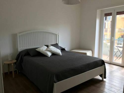 ローマにあるLa casa di Aliceのベッドルーム1室(黒いベッド1台、枕2つ付)