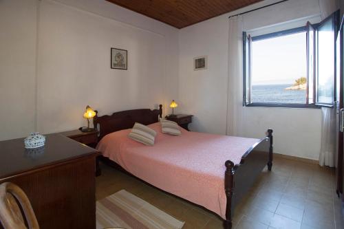 una camera con letto e vista sull'oceano di Alavia II a Babina