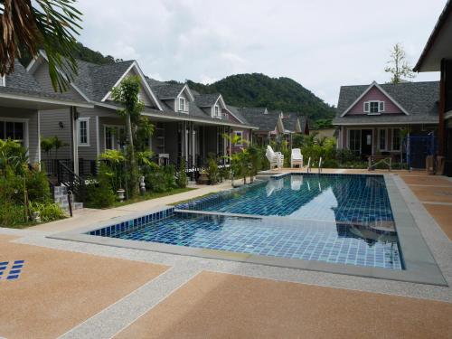 Swimmingpoolen hos eller tæt på My Home Lantawadee Resort