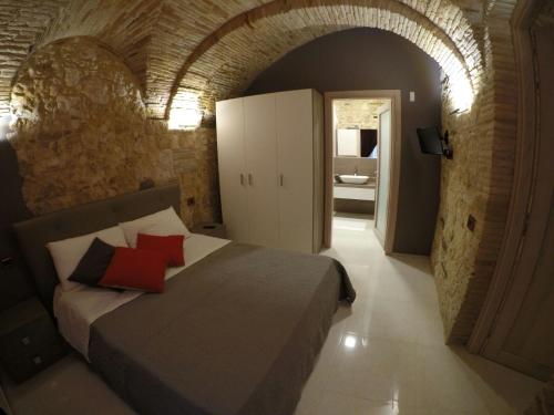 カリアリにあるAl Castelloのベッドルーム1室(赤い枕のベッド1台付)