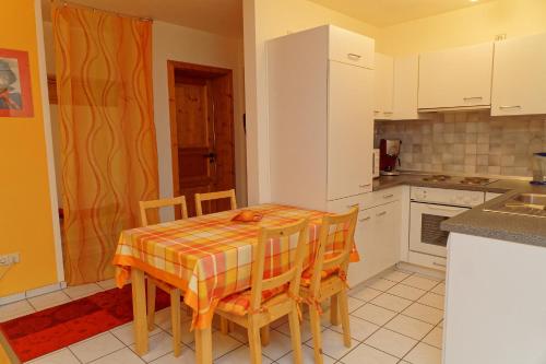 cocina con mesa y sillas en una habitación en Ferienwohnung Kaufmann, en Baiersbronn