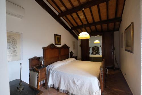 Civitella dʼAglianoにあるLa casetta dei Gelsiのベッドルーム1室(大型ベッド1台付)