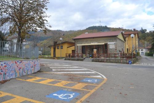 an empty street with a building with a bike painted on it at B&B La Casa d'Artista in Ortignano Raggiolo