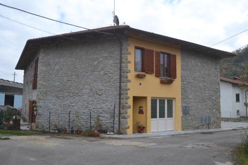 a building with a cat sitting on top of it at B&B La Casa d'Artista in Ortignano Raggiolo