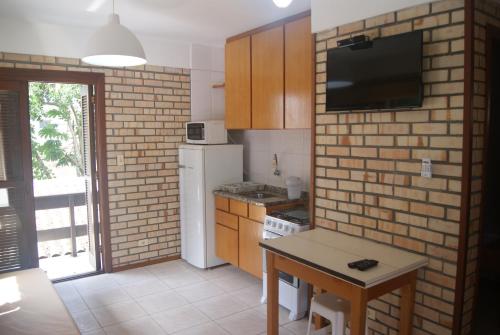 Una cocina o zona de cocina en Bombinhas Quinta do Mar Complexo A