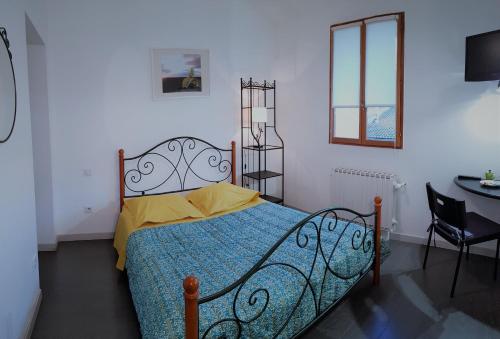 ein Schlafzimmer mit einem Bett, einem Tisch und einem Stuhl in der Unterkunft Le Médoc de Maxou in Lamarque