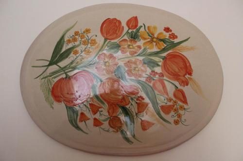 a plate with a bouquet of flowers on it at B&B Bouquet di fiori in Penne