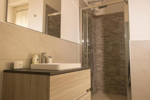uma casa de banho com um lavatório e um chuveiro em Casa Roncalli em Foligno